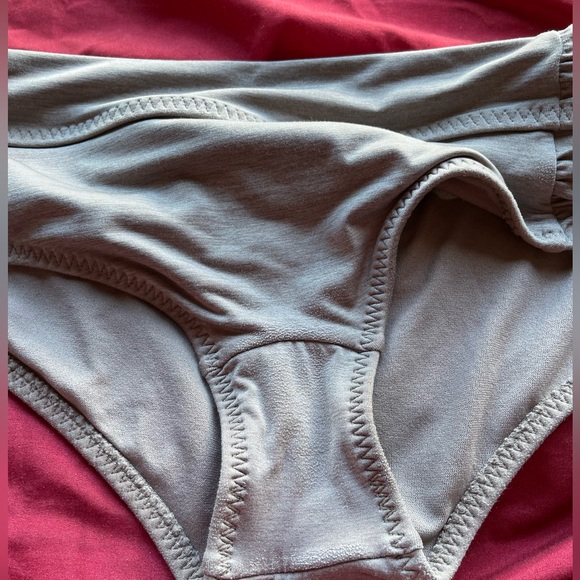 Athleta hipster bikini swim bittom size XS. SCRUNCHY back design and side fish. - Picture 3 of 7